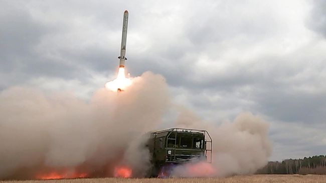 Удар оперативно-тактическим ракетным комплексом Искандер по объектам ВСУ на территории Украины. Стоп-кадр видео