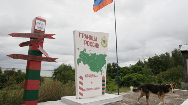 Обелиск и символический пограничный столб на пограничной заставе Нормельн - самой западной заставе России