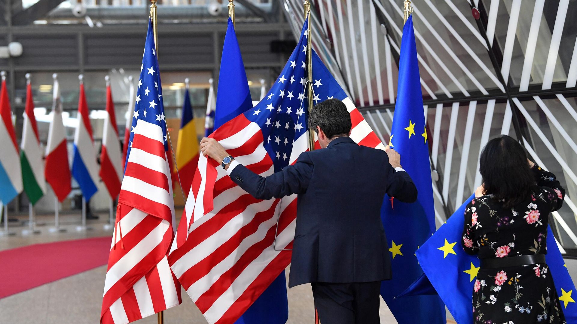 Флаги США и ЕС в преддверии прибытия президента США на саммит Европейского союза в штаб-квартиру ЕС в Брюсселе Флаги США и ЕС в преддверии прибытия президента США на саммит Европейского союза в штаб-квартиру ЕС в Брюсселе - РИА Новости, 1920, 31.03.2022