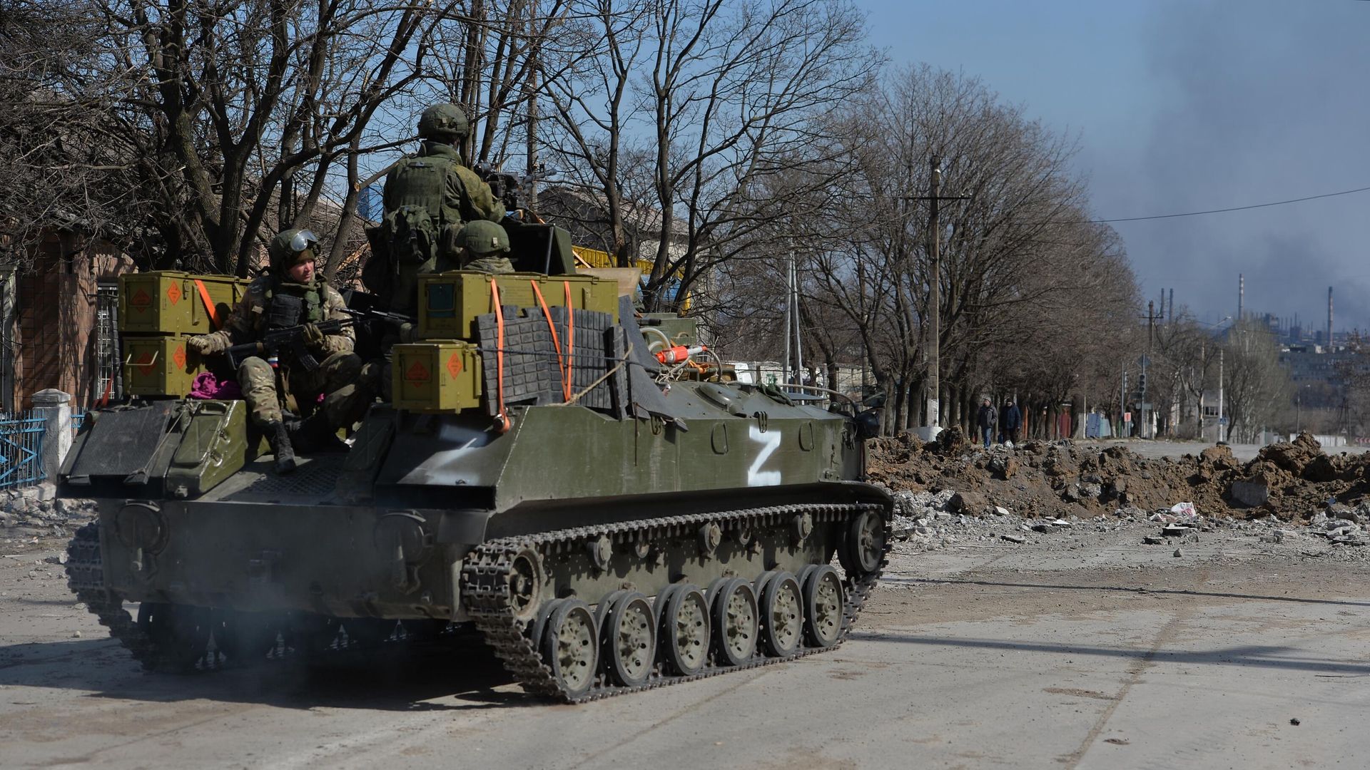 Российская военная техника на одной из улиц Мариуполя Российская военная техника на одной из улиц Мариуполя - РИА Новости, 1920, 01.04.2022