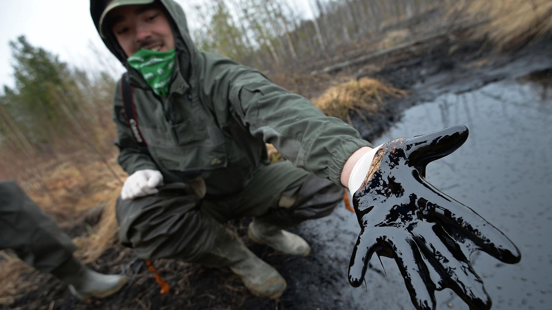 Сотрудник Greenpeace на месте разлива нефти Сотрудник Greenpeace на месте разлива нефти - РИА Новости, 1920, 04.04.2022