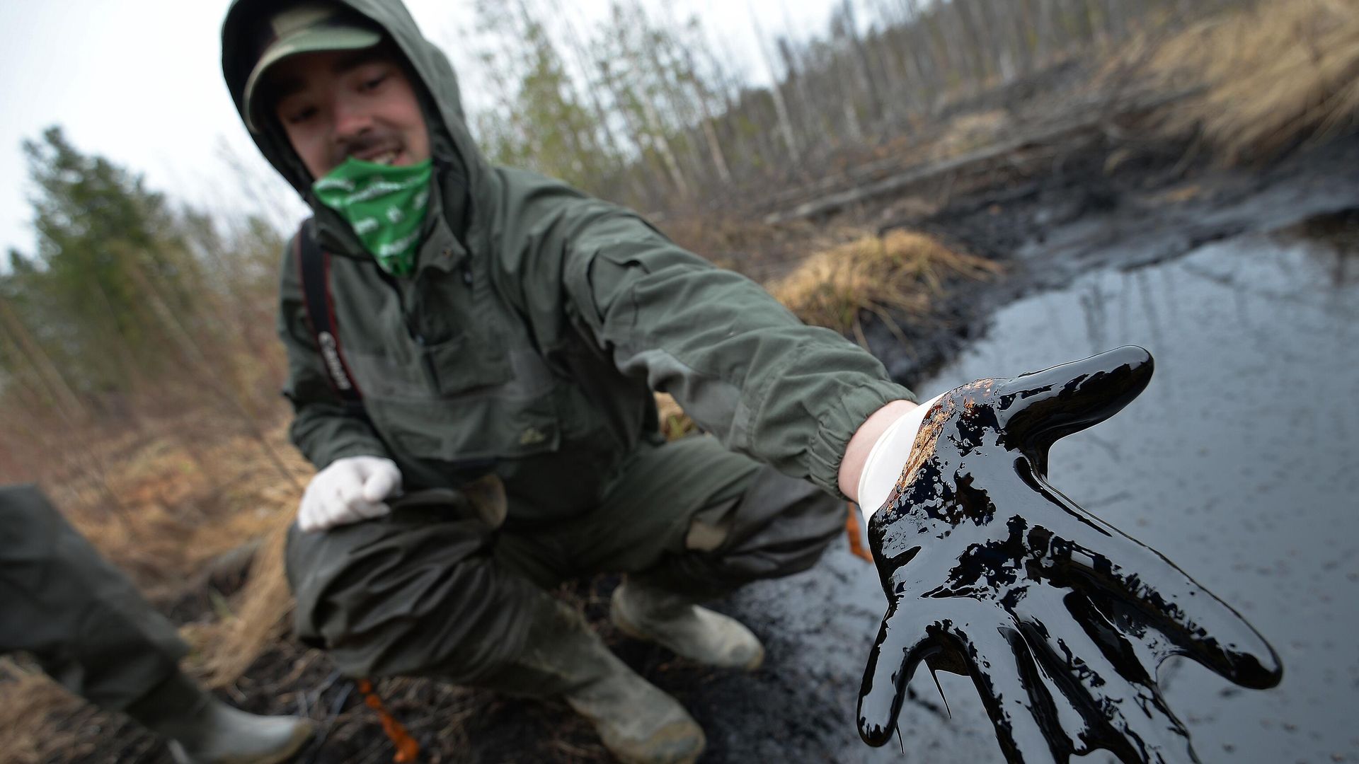 Сотрудник Greenpeace на месте разлива нефти Сотрудник Greenpeace на месте разлива нефти - РИА Новости, 1920, 04.04.2022
