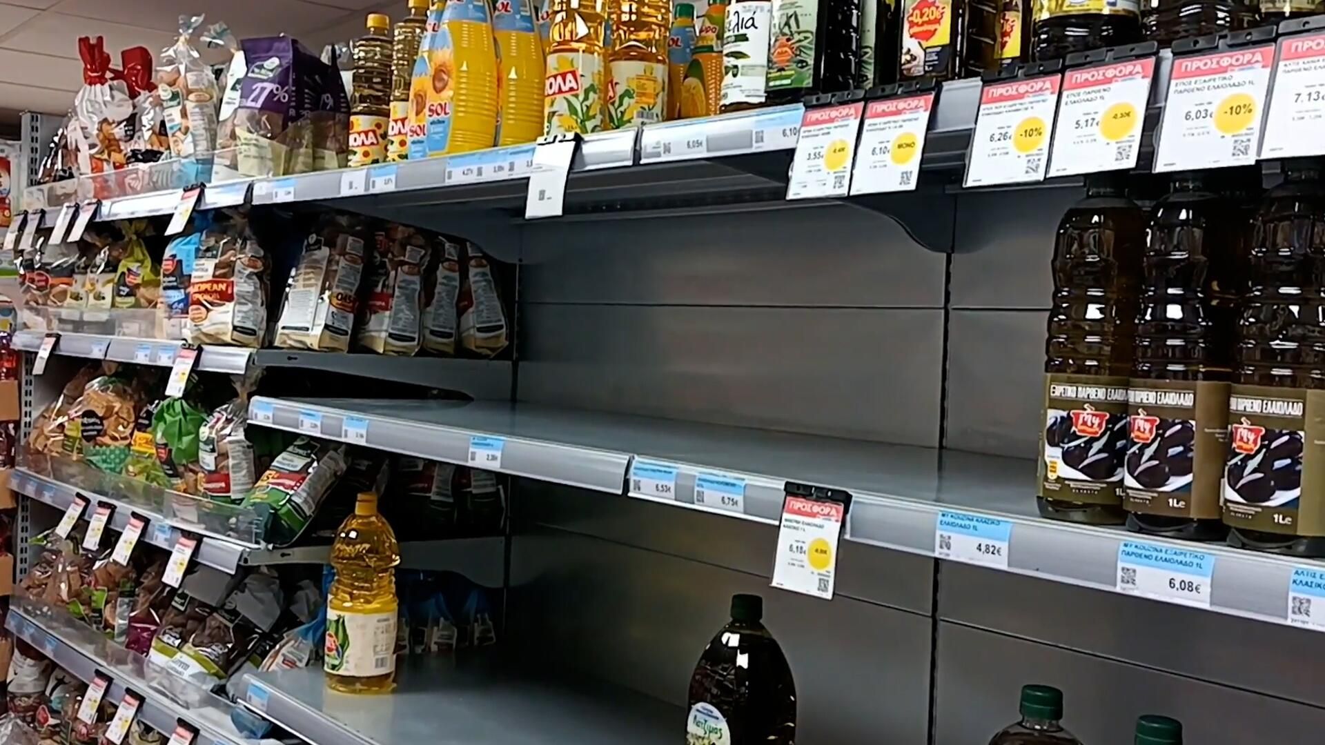 Одна бутылка масла на руки: жители Афин столкнулись с пустыми полками в супермаркетах Одна бутылка масла на руки: жители Афин столкнулись с пустыми полками в супермаркетах - РИА Новости, 1920, 31.03.2022