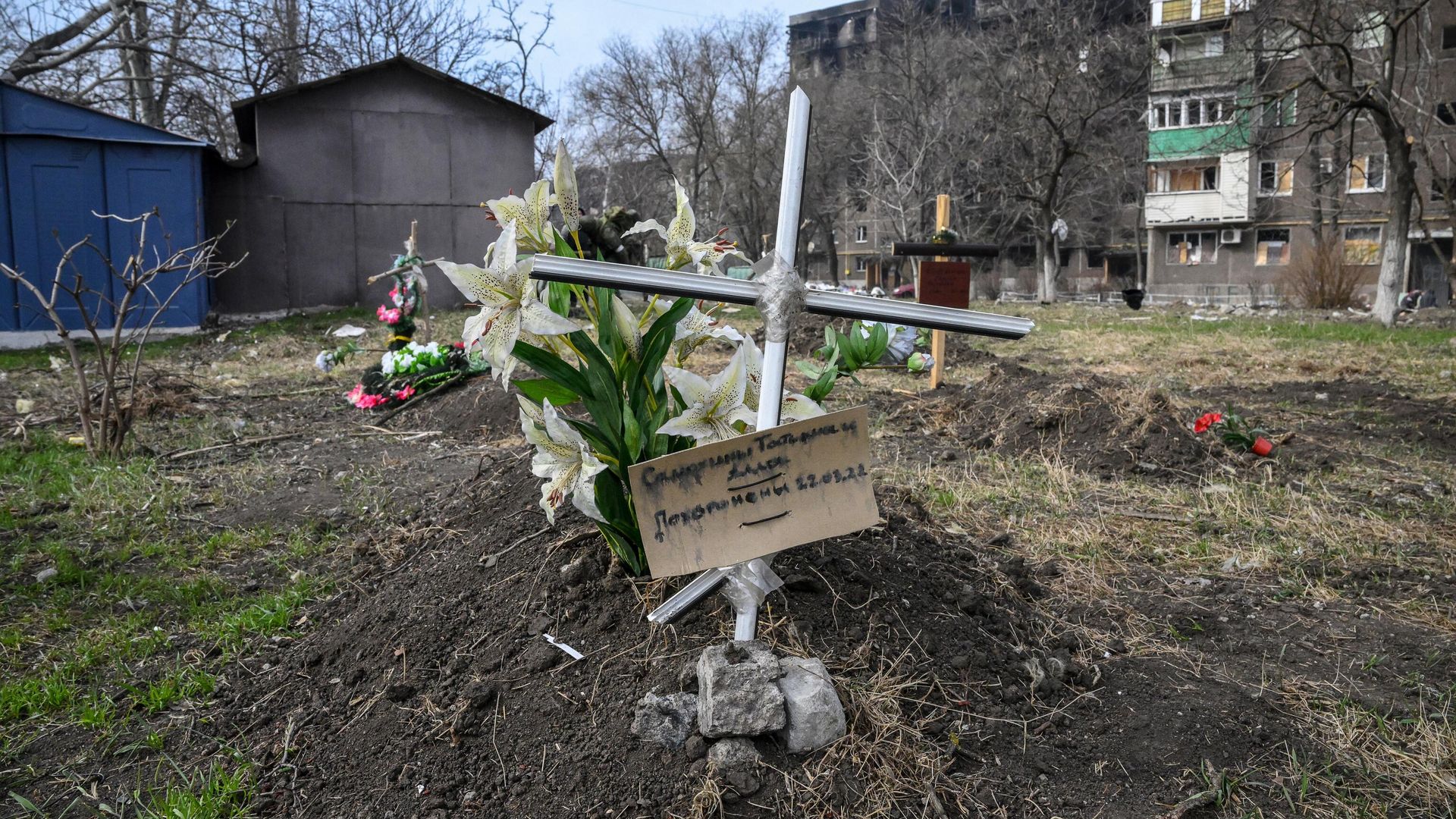 Могилы местных жителей у жилых домов в Мариуполе Могилы местных жителей у жилых домов в Мариуполе - РИА Новости, 1920, 07.04.2022