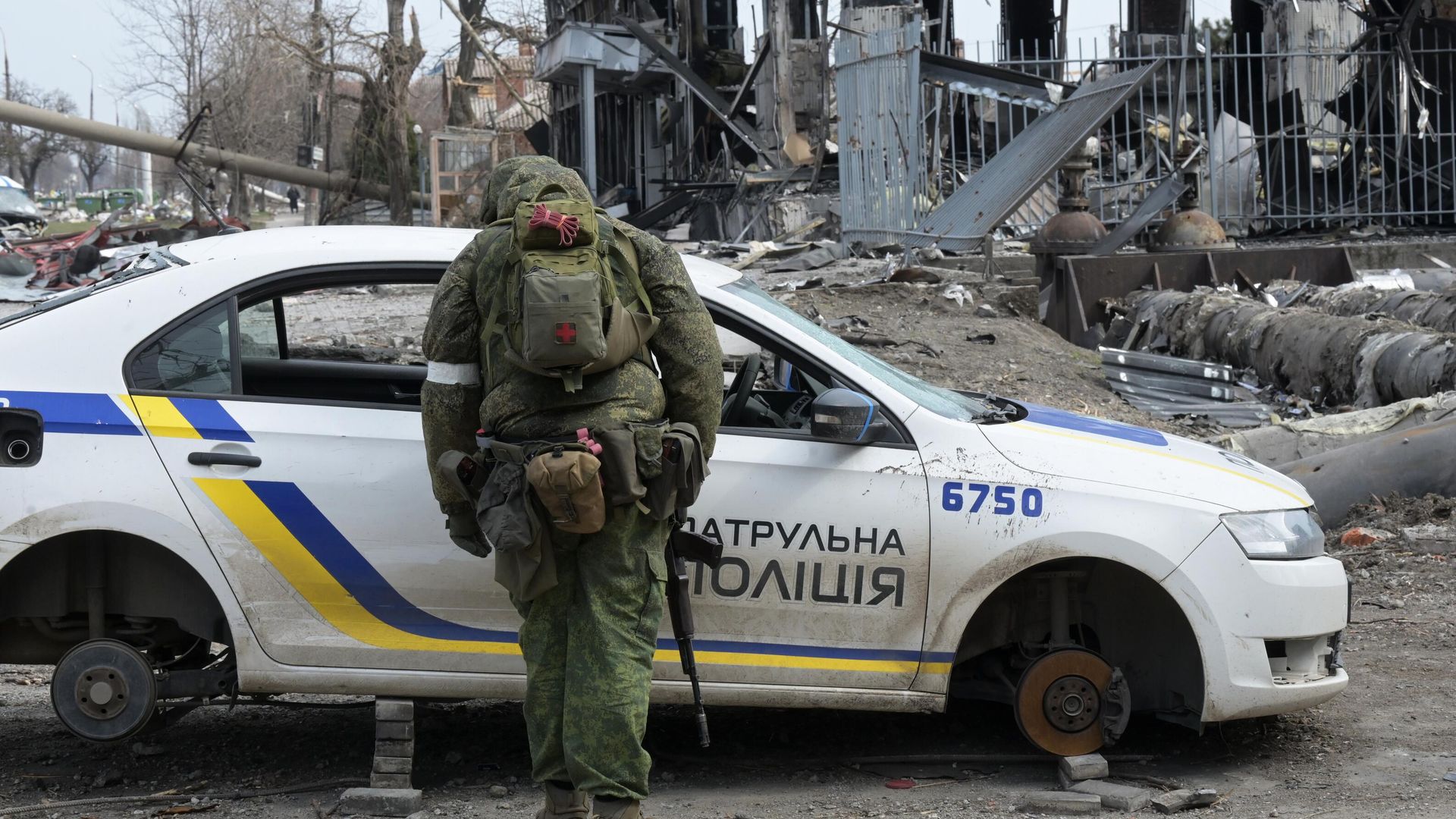 Военнослужащий Народной милиции ДНР у разобранной машины украинской полиции в Мариуполе Военнослужащий Народной милиции ДНР у разобранной машины украинской полиции в Мариуполе - РИА Новости, 1920, 02.04.2022