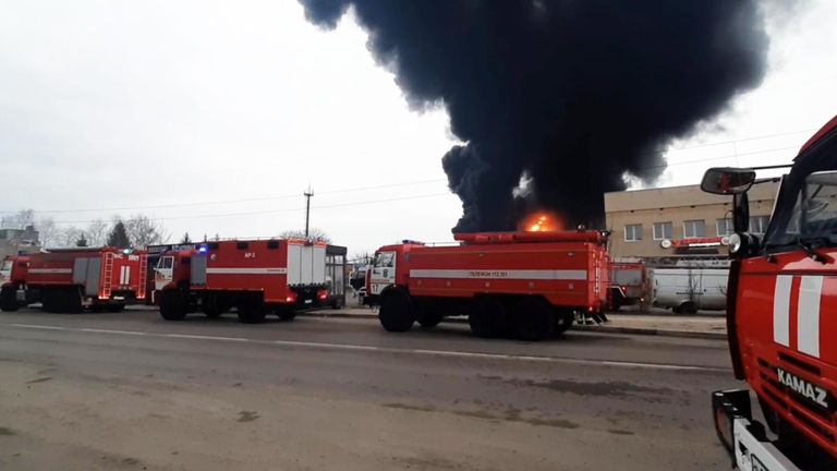 Автомобили сотрудников МЧС РФ на месте пожара на нефтебазе в Белгороде Автомобили сотрудников МЧС РФ на месте пожара на нефтебазе в Белгороде
