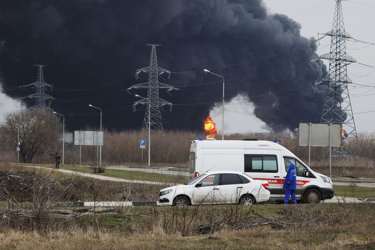 Автомобиль скорой помощи вблизи пожара на нефтебазе в Белгороде Автомобиль скорой помощи вблизи пожара на нефтебазе в Белгороде