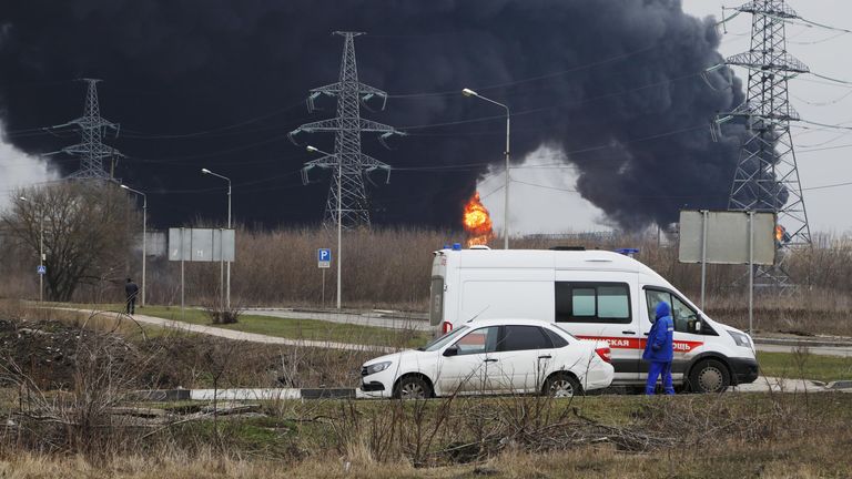 Автомобиль скорой помощи вблизи пожара на нефтебазе в Белгороде Автомобиль скорой помощи вблизи пожара на нефтебазе в Белгороде