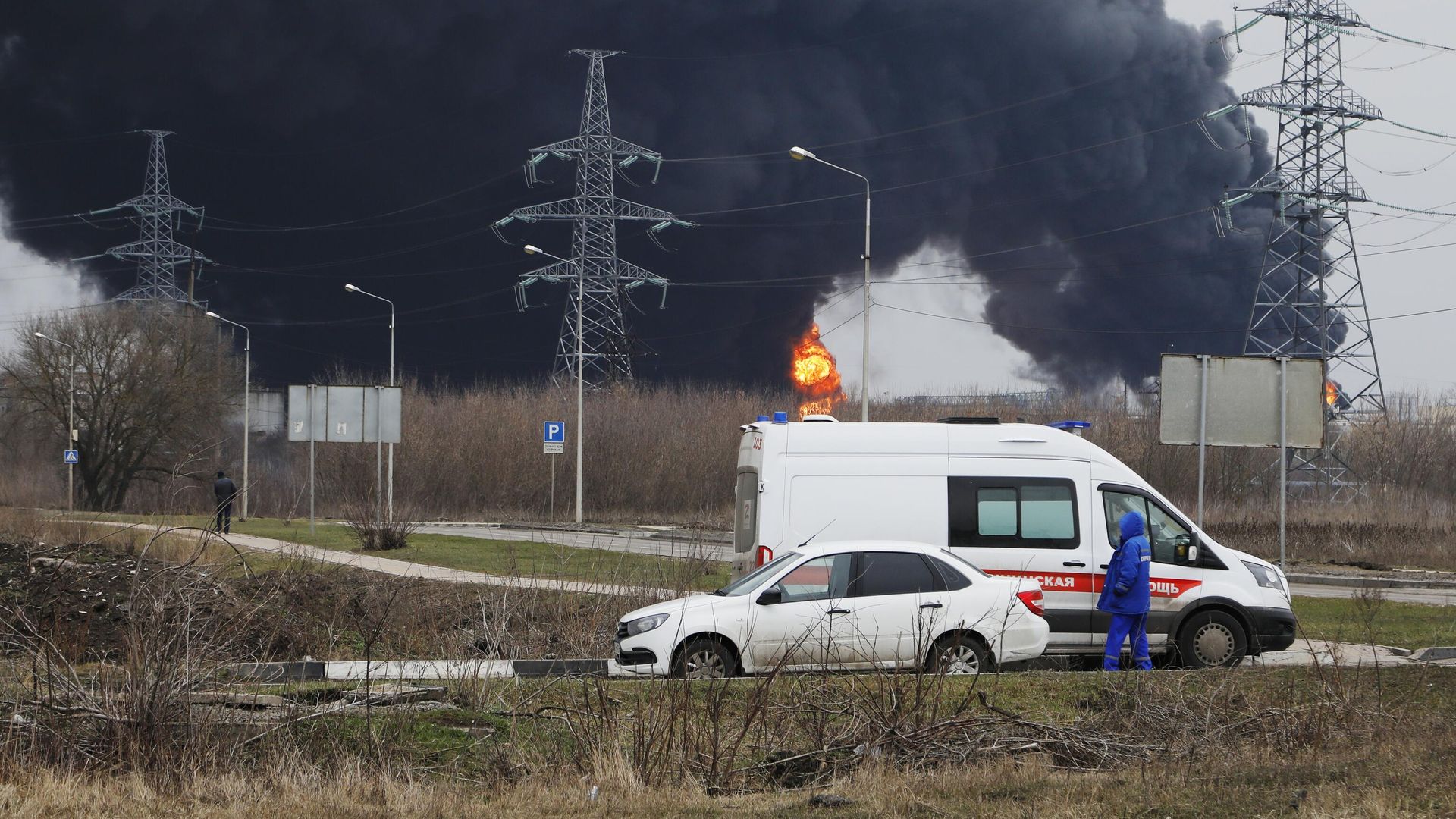 Автомобиль скорой помощи вблизи пожара на нефтебазе в Белгороде Автомобиль скорой помощи вблизи пожара на нефтебазе в Белгороде - РИА Новости, 1920, 01.04.2022