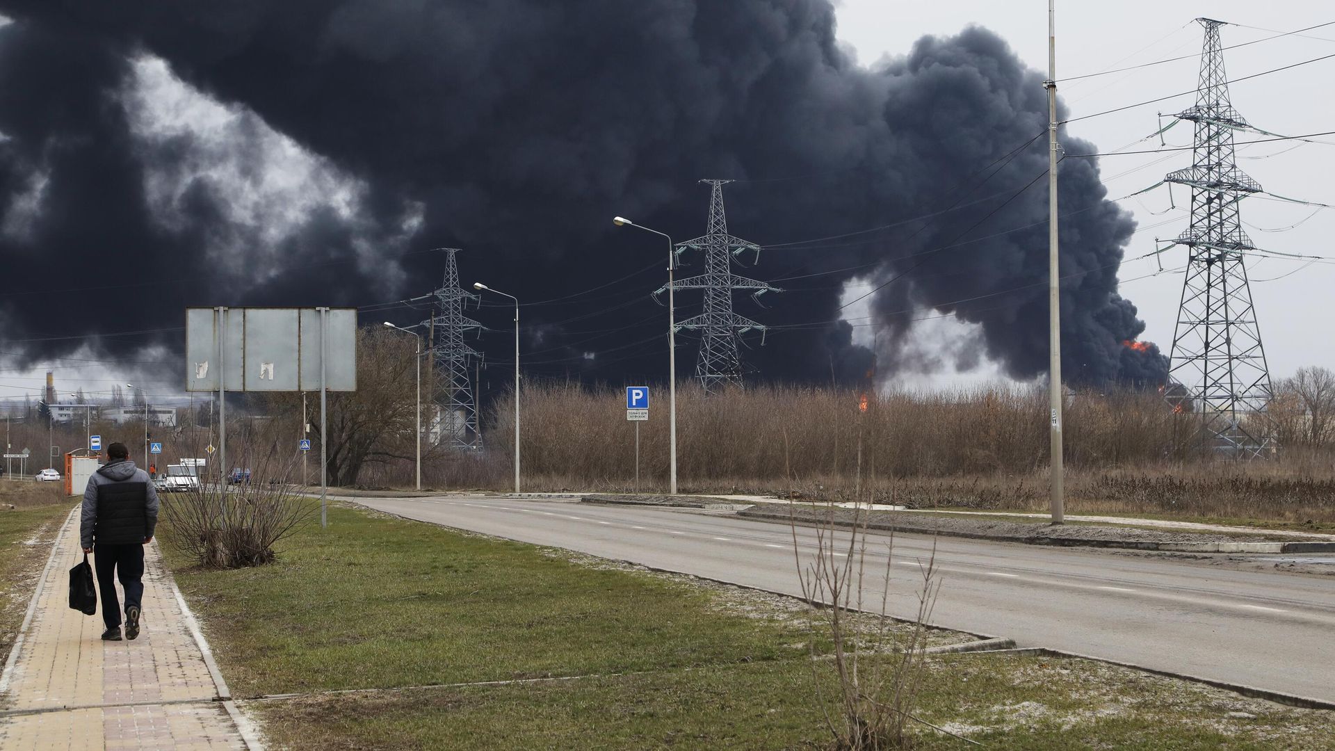 Дым от пожара на нефтебазе в Белгороде. 1 апреля 2022 Дым от пожара на нефтебазе в Белгороде. 1 апреля 2022 - РИА Новости, 1920, 01.04.2022