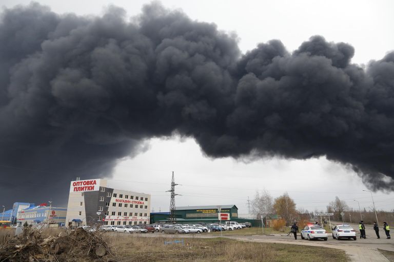 Столб дыма от пожара на нефтебазе в Белгороде Столб дыма от пожара на нефтебазе в Белгороде