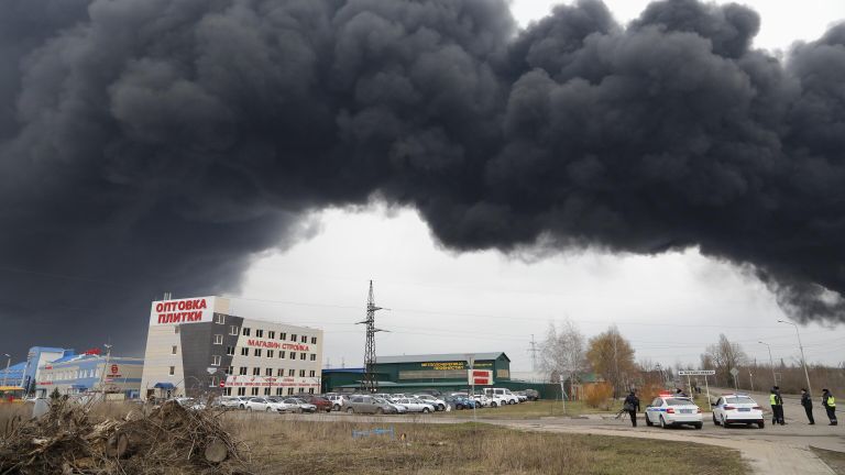 Столб дыма от пожара на нефтебазе в Белгороде Столб дыма от пожара на нефтебазе в Белгороде
