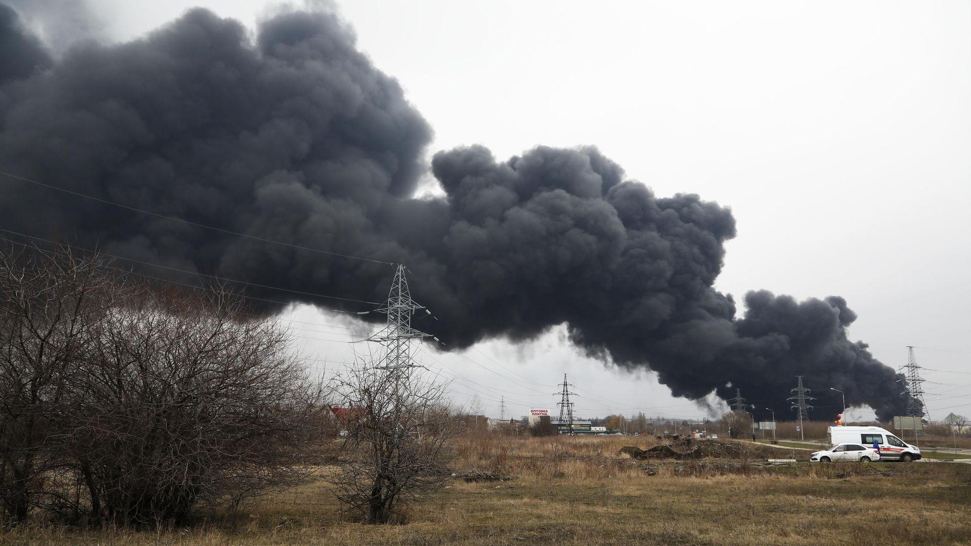 Столб дыма от пожара на нефтебазе в Белгороде Столб дыма от пожара на нефтебазе в Белгороде - РИА Новости, 1920, 01.04.2022