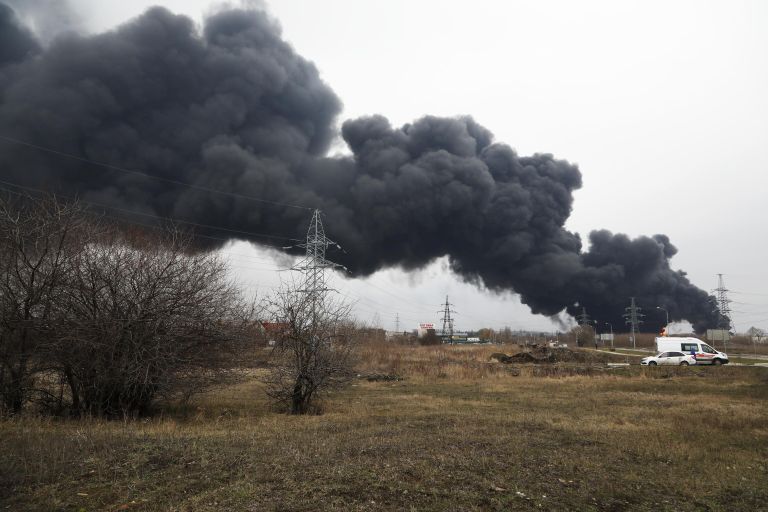 Столб дыма от пожара на нефтебазе в Белгороде Столб дыма от пожара на нефтебазе в Белгороде