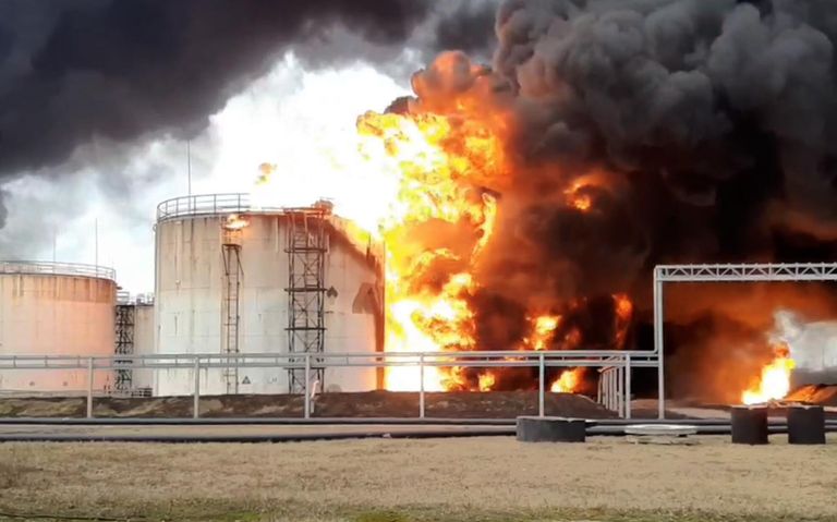 Пожар на нефтебазе в Белгороде. Кадр видео Пожар на нефтебазе в Белгороде. Кадр видео