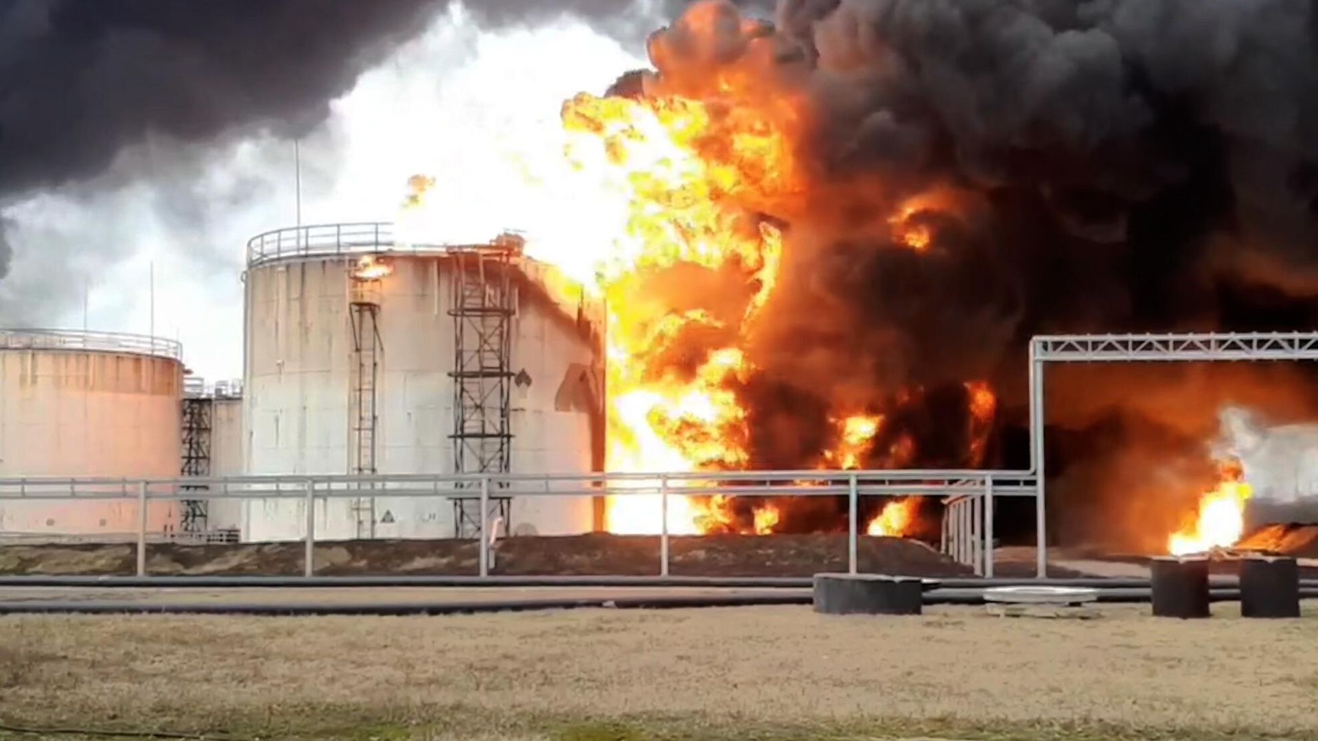 Пожар на нефтебазе в Белгороде. Кадр видео Пожар на нефтебазе в Белгороде. Кадр видео - РИА Новости, 1920, 01.04.2022