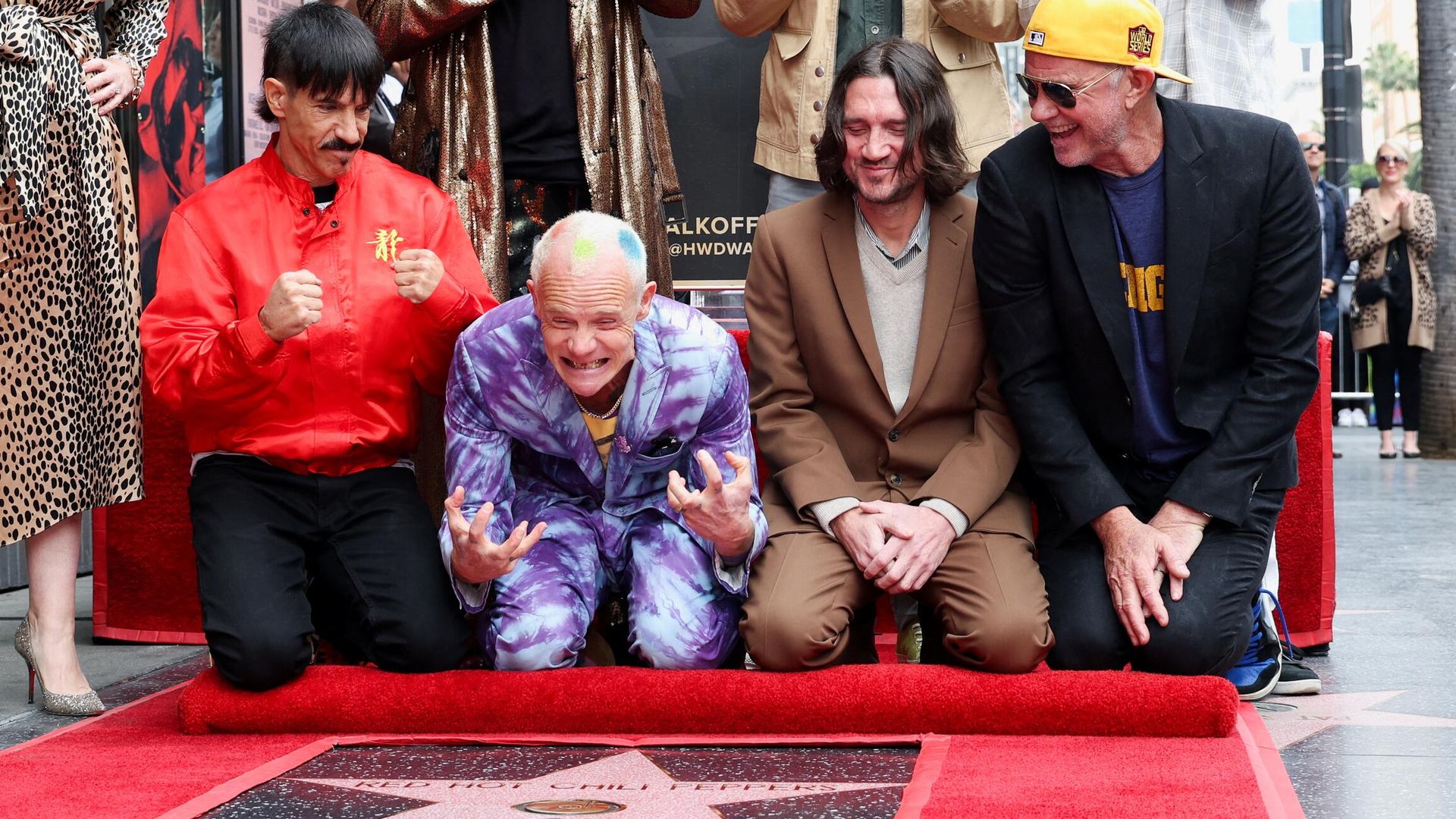 Участники группы Red Hot Chili Peppers во время церемонии открытия звезды группы на Аллее славы в Голливуде в Лос-Анджелесе Участники группы Red Hot Chili Peppers во время церемонии открытия звезды группы на Аллее славы в Голливуде в Лос-Анджелесе - РИА Новости, 1920, 01.04.2022