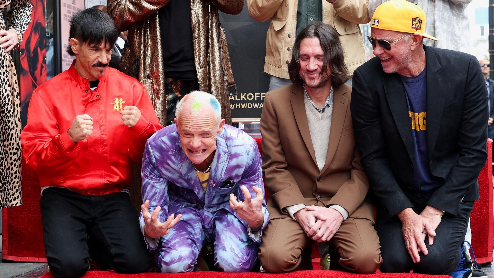 Участники группы Red Hot Chili Peppers во время церемонии открытия звезды группы на Аллее славы в Голливуде в Лос-Анджелесе Участники группы Red Hot Chili Peppers во время церемонии открытия звезды группы на Аллее славы в Голливуде в Лос-Анджелесе - РИА Новости, 1920, 01.04.2022