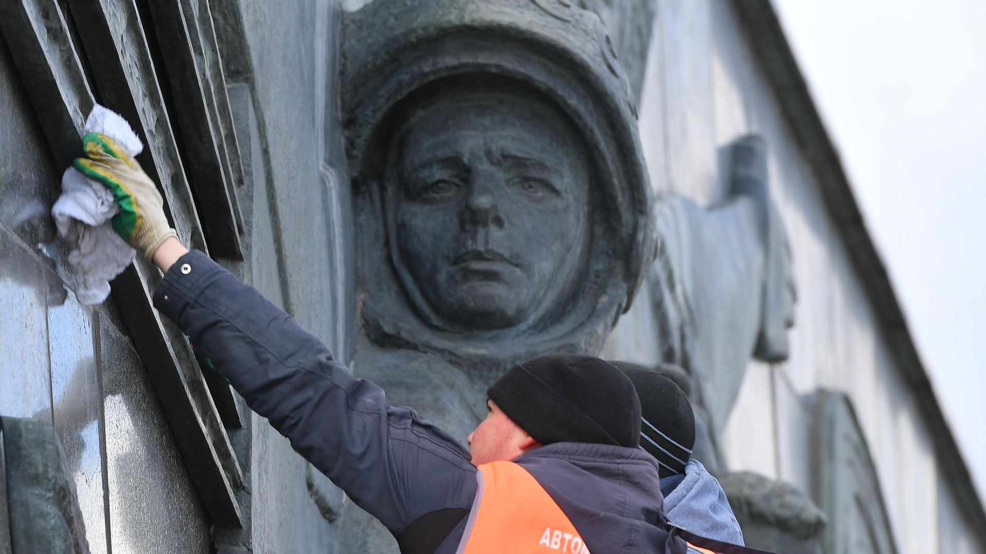 Помывка памятников Ю. Гагарину в Москве Помывка памятников Ю. Гагарину в Москве - РИА Новости, 1920, 01.04.2022