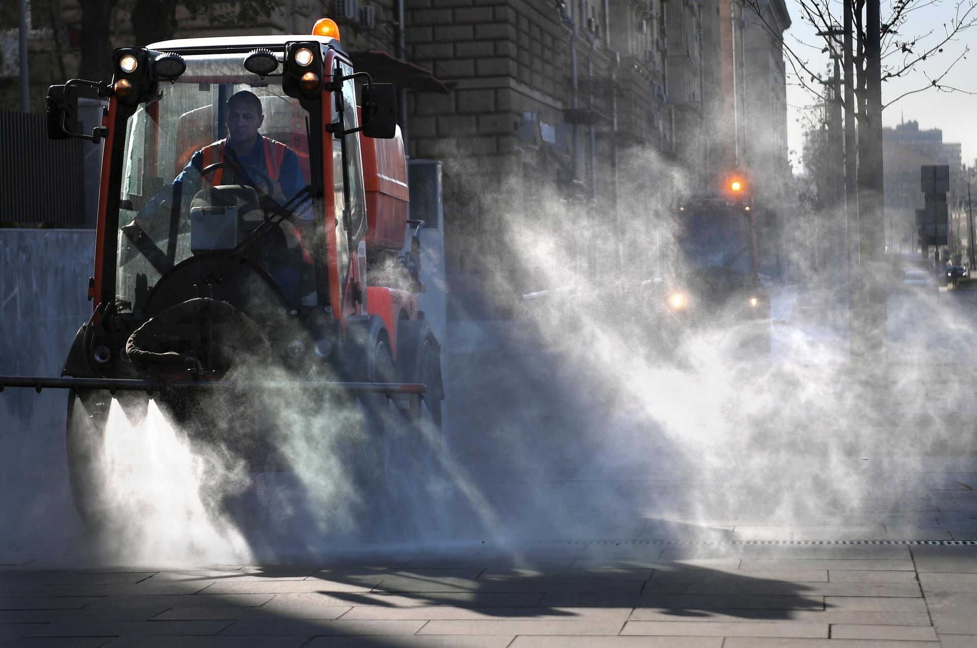 Дороги в Москве помыли специальным шампунем Дороги в Москве помыли специальным шампунем - РИА Новости, 1920, 01.04.2022