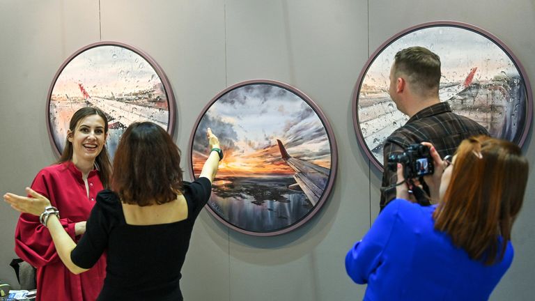 Посетители знакомятся с экспозицией на ярмарке современного искусства Art Russia Fair 2022 в выставочном центре Гостиный двор в Москве