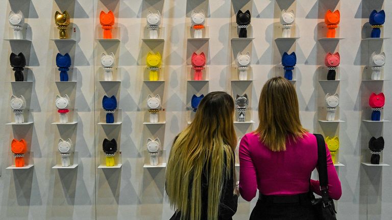 Посетители на открытии ярмарки современного искусства Art Russia Fair 2022 в выставочном центре Гостиный двор в Москве