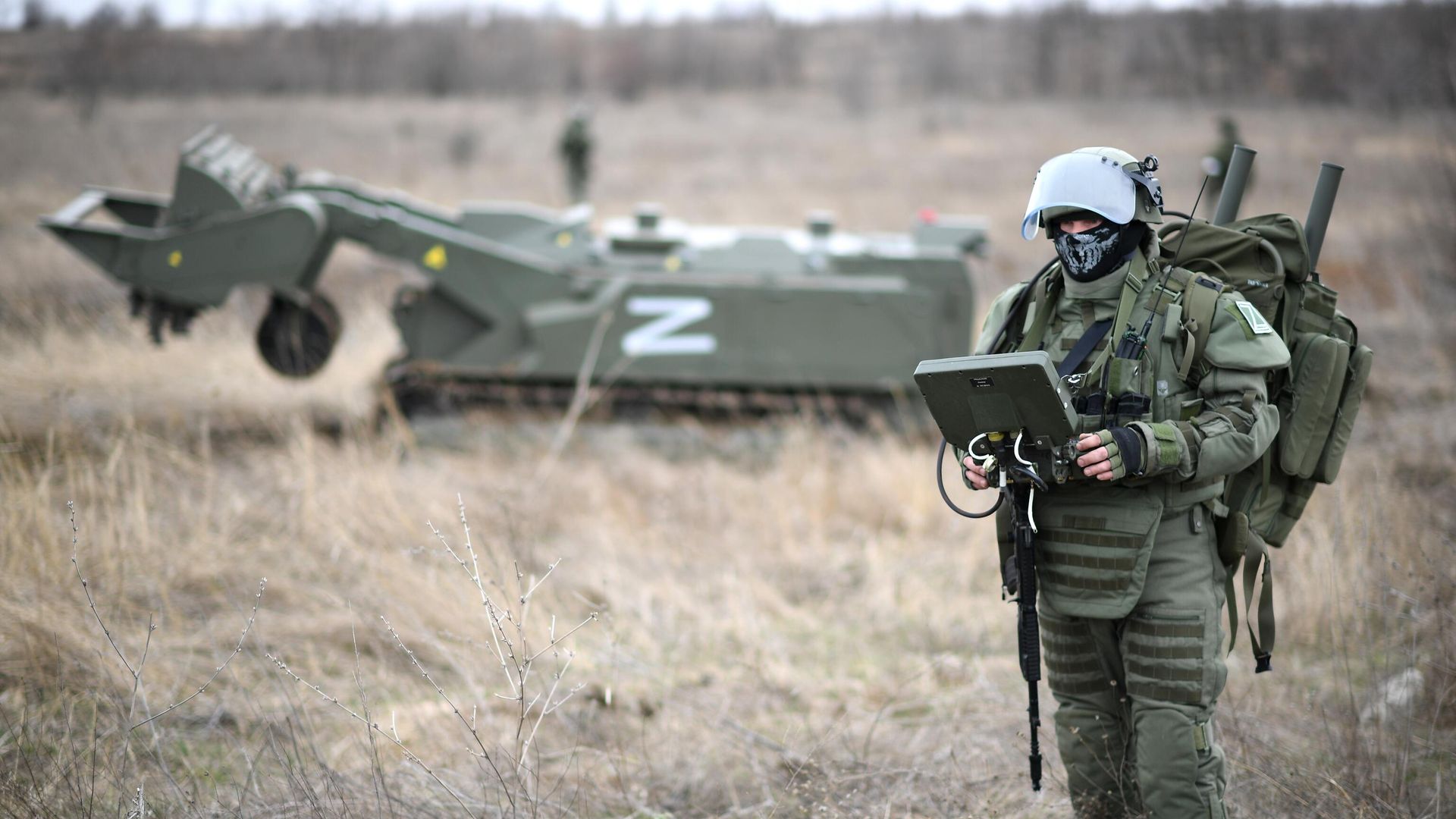 Военнослужащий инженерных войск ВС РФ демонстрирует робототехнический комплекс - РИА Новости, 1920, 03.02.2026