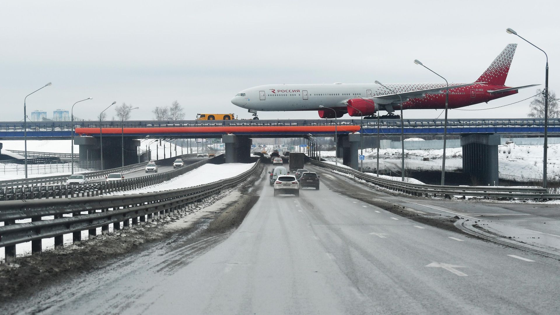 Самолет авиакомпании Россия на мосту, ведущему к третьей взлетно-посадочной полосе Международного аэропорта Шереметьево имени А.С. Пушкина Самолет авиакомпании Россия на мосту, ведущему к третьей взлетно-посадочной полосе Международного аэропорта Шереметьево имени А.С. Пушкина - РИА Новости, 1920, 10.12.2022