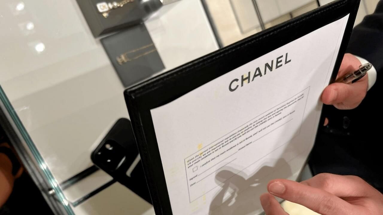 Документ об отказе вывоза продукции Chanel в Россию Документ об отказе вывоза продукции Chanel в Россию - РИА Новости, 1920, 01.04.2022