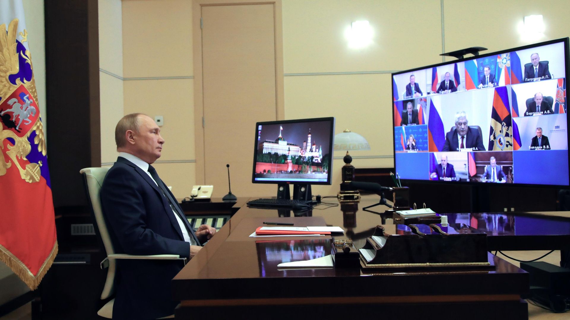Президент Владимир Путин проводит оперативное совещание с постоянными членами Совета безопасности России Президент Владимир Путин проводит оперативное совещание с постоянными членами Совета безопасности России - РИА Новости, 1920, 07.04.2022