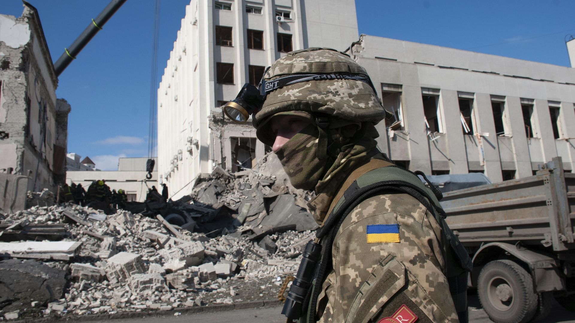 Украинский военнослужащий около здания Национальной академии государственного управления в Харькове Украинский военнослужащий около здания Национальной академии государственного управления в Харькове - РИА Новости, 1920, 28.04.2022