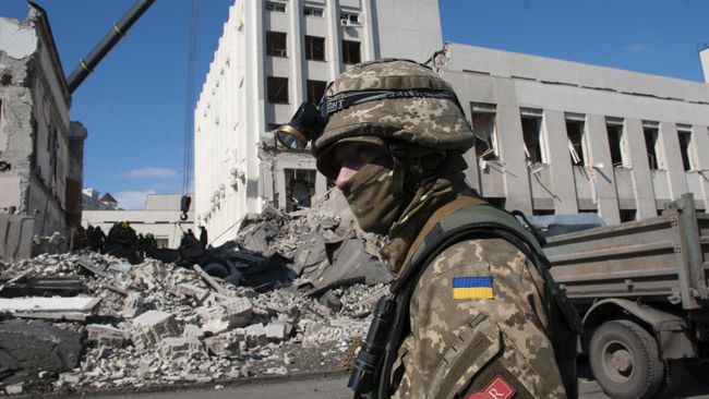 Украинский военнослужащий в Харькове
