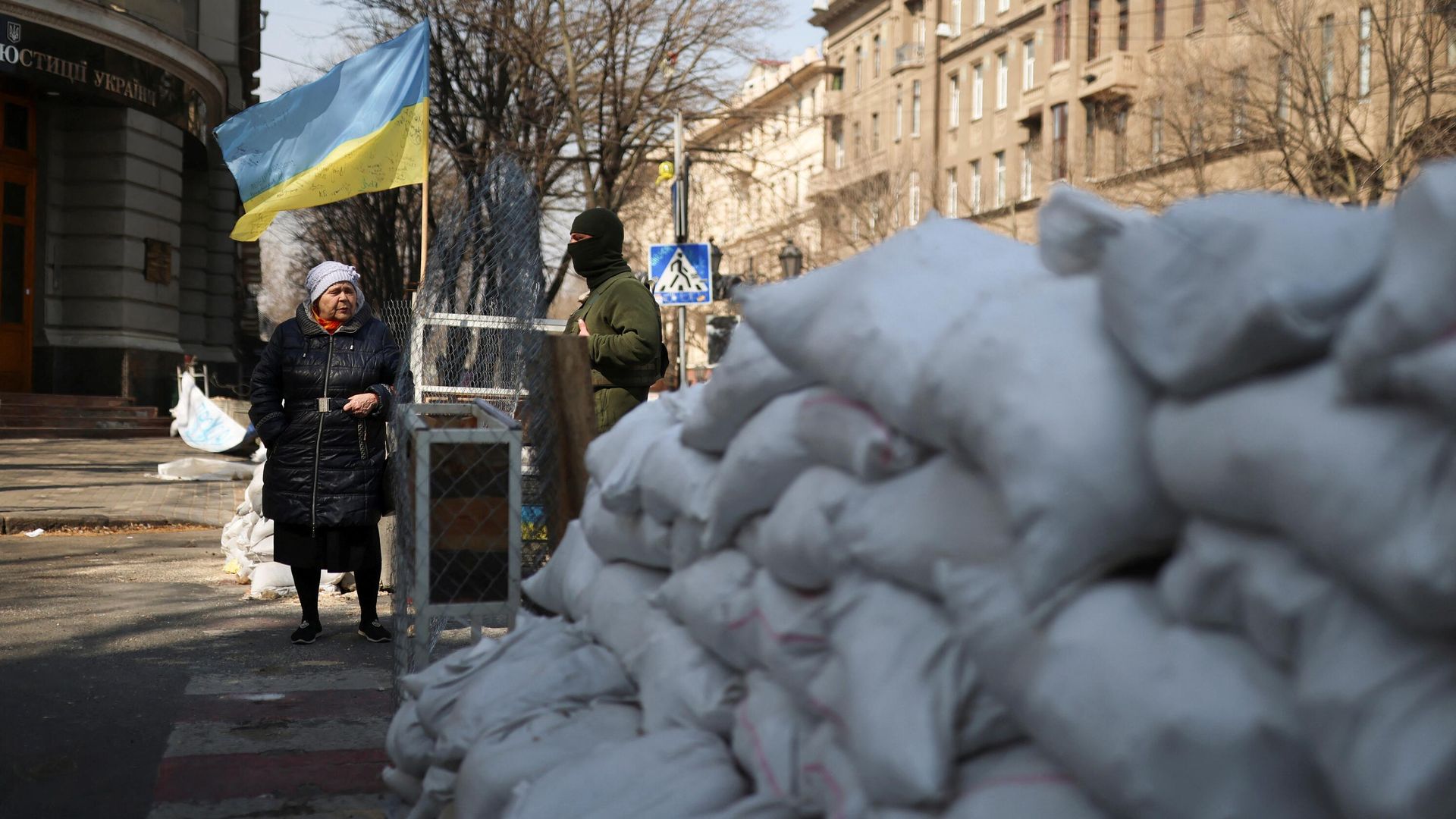 Женщина около блок-поста украинской армии в Одессе Женщина около блок-поста украинской армии в Одессе - РИА Новости, 1920, 07.04.2022