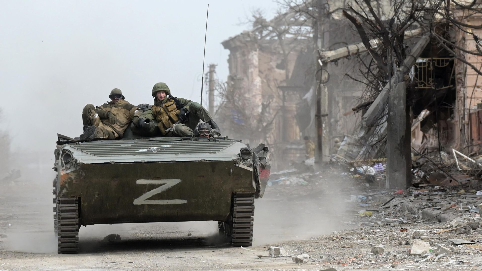 Боевая машина пехоты БМП-1 армии ДНР у разрушенного жилого дома в Мариуполе. - РИА Новости, 1920, 20.05.2025