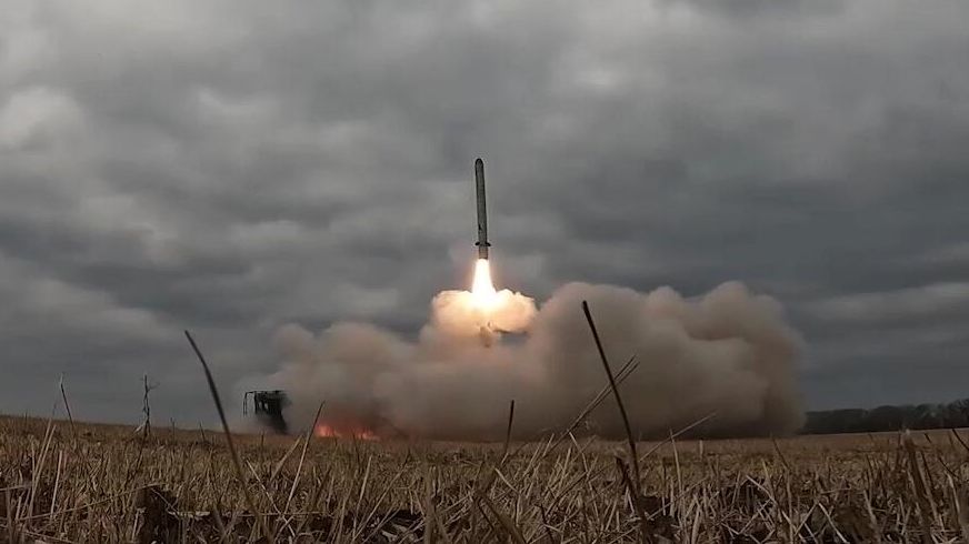 Удар оперативно-тактическим ракетным комплексом Искандер по объектам ВСУ на территории Украины - РИА Новости, 1920, 07.04.2022