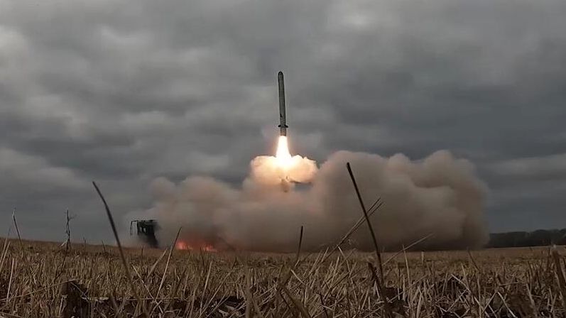 Удар оперативно-тактическим ракетным комплексом Искандер по объектам ВСУ на территории Украины - РИА Новости, 1920, 07.04.2022
