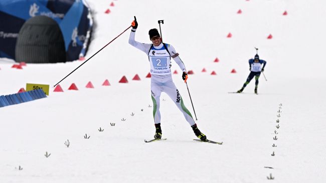 Никита Поршнев на финише мужской эстафеты 4 х 7.5 км чемпионата России по биатлону.