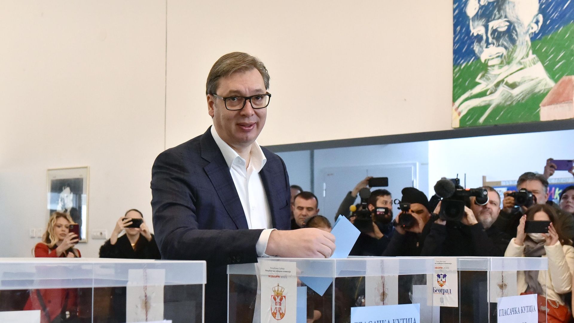 Президент Сербии Александр Вучич голосует на выборах на одном из избирательных участков в Белграде - РИА Новости, 1920, 04.04.2022