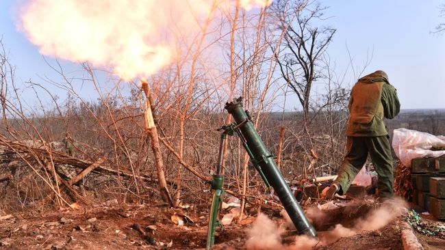 Военнослужащие минометного взвода ведут огонь по позициям ВСУ