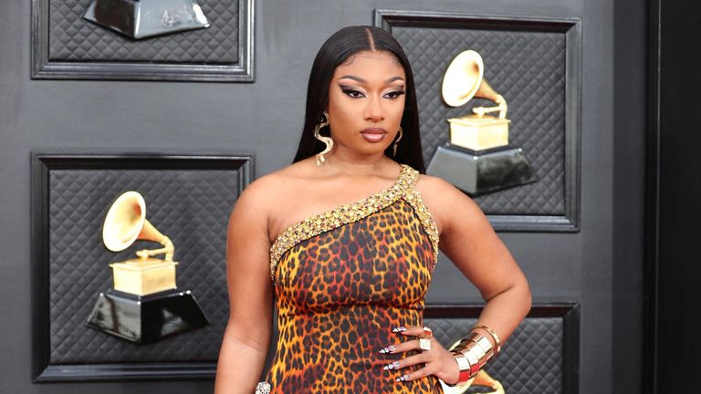 Megan Thee Stallion на красной дорожке 64-й ежегодной церемонии вручения премии Грэмми
