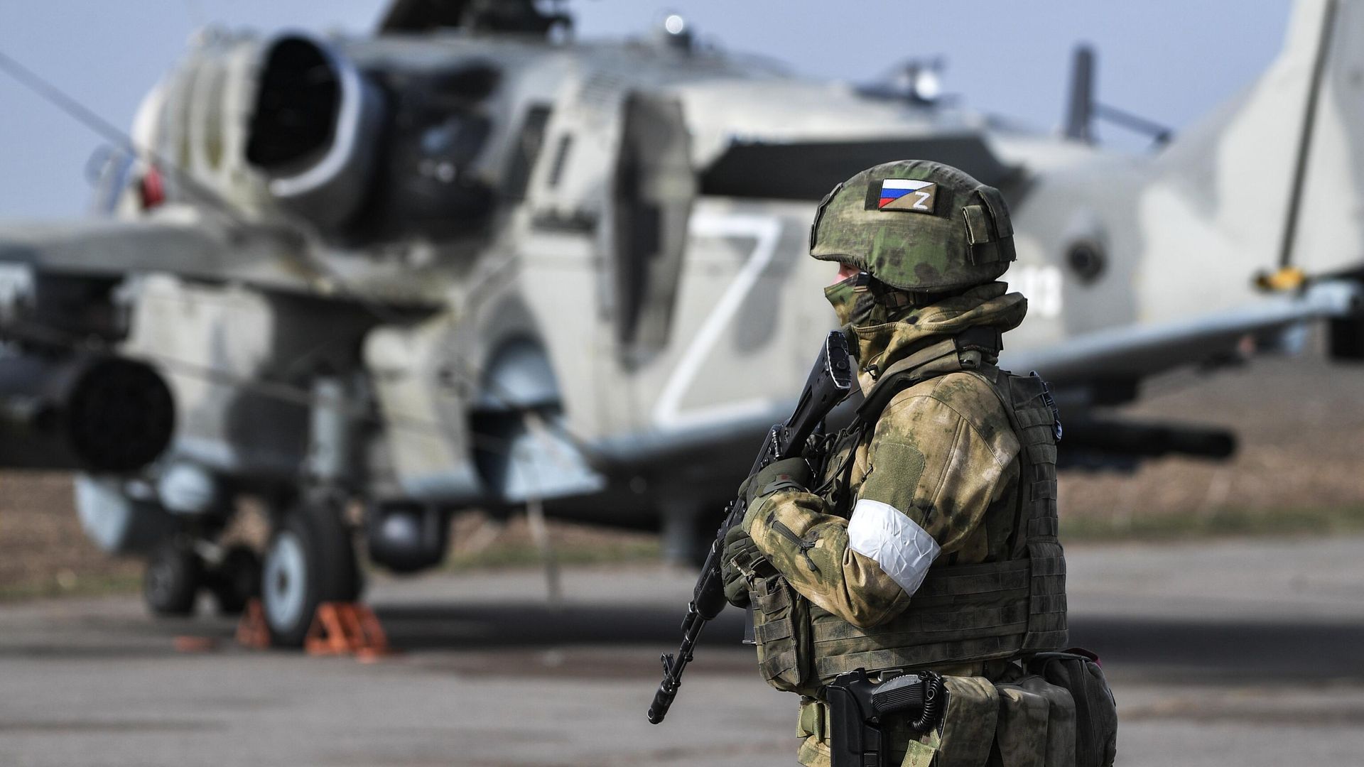 Российский военнослужащий на полевом аэродроме ВКС России в зоне проведения специальной военной операции на Украине Российский военнослужащий на полевом аэродроме ВКС России в зоне проведения специальной военной операции на Украине - РИА Новости, 1920, 23.04.2022