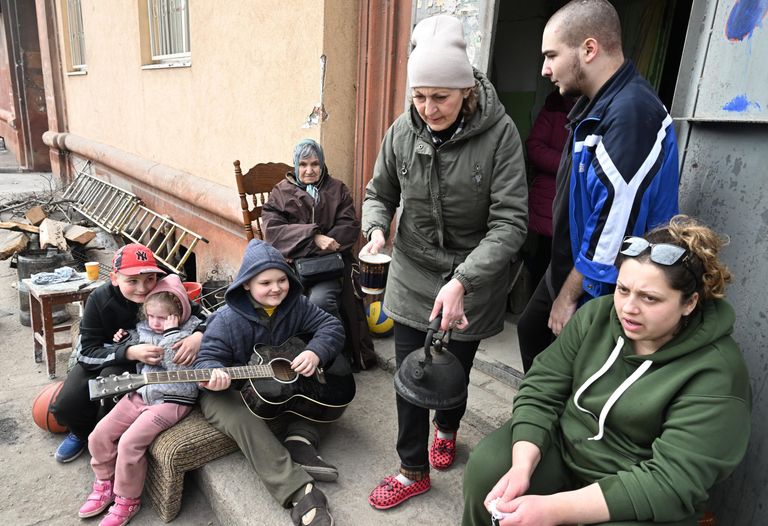 Жители Мариуполя проводят время во дворе дома Жители Мариуполя проводят время во дворе дома