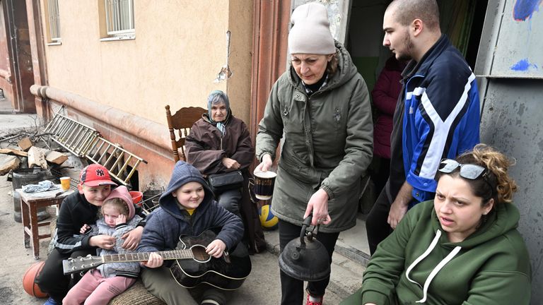 Жители Мариуполя проводят время во дворе дома Жители Мариуполя проводят время во дворе дома