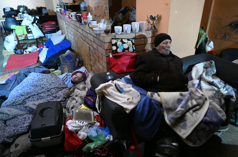 Жители Мариуполя в подвале дома Жители Мариуполя в подвале дома