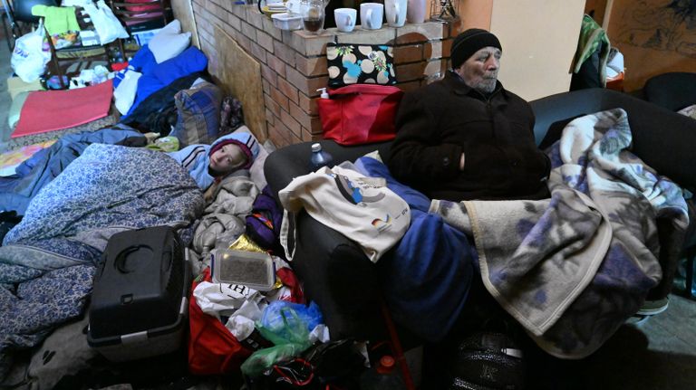 Жители Мариуполя в подвале дома Жители Мариуполя в подвале дома
