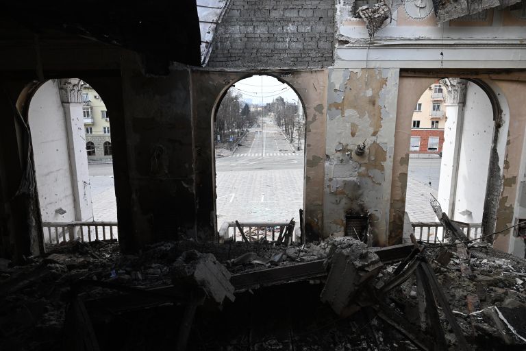 Разрушенное здание Донецкого академического областного драматического театра в Мариуполе Разрушенное здание Донецкого академического областного драматического театра в Мариуполе