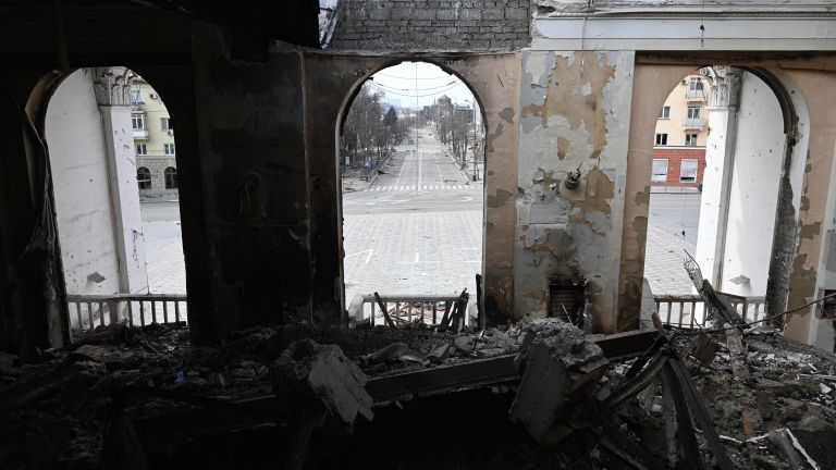 Разрушенное здание Донецкого академического областного драматического театра в Мариуполе Разрушенное здание Донецкого академического областного драматического театра в Мариуполе