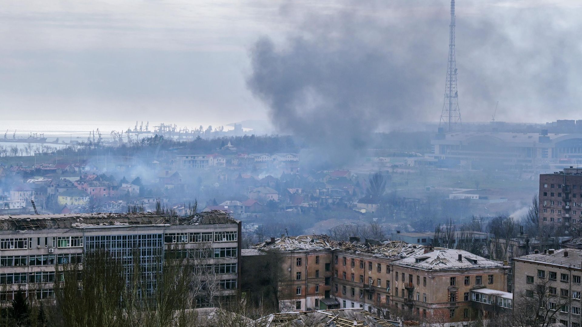 Дым над кварталами в центре Мариуполя, где продолжаются бои Дым над кварталами в центре Мариуполя, где продолжаются бои - РИА Новости, 1920, 10.04.2022