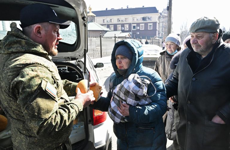 Жители Мариуполя стоят в очереди за гуманитарной помощью от волонтеров Жители Мариуполя стоят в очереди за гуманитарной помощью от волонтеров