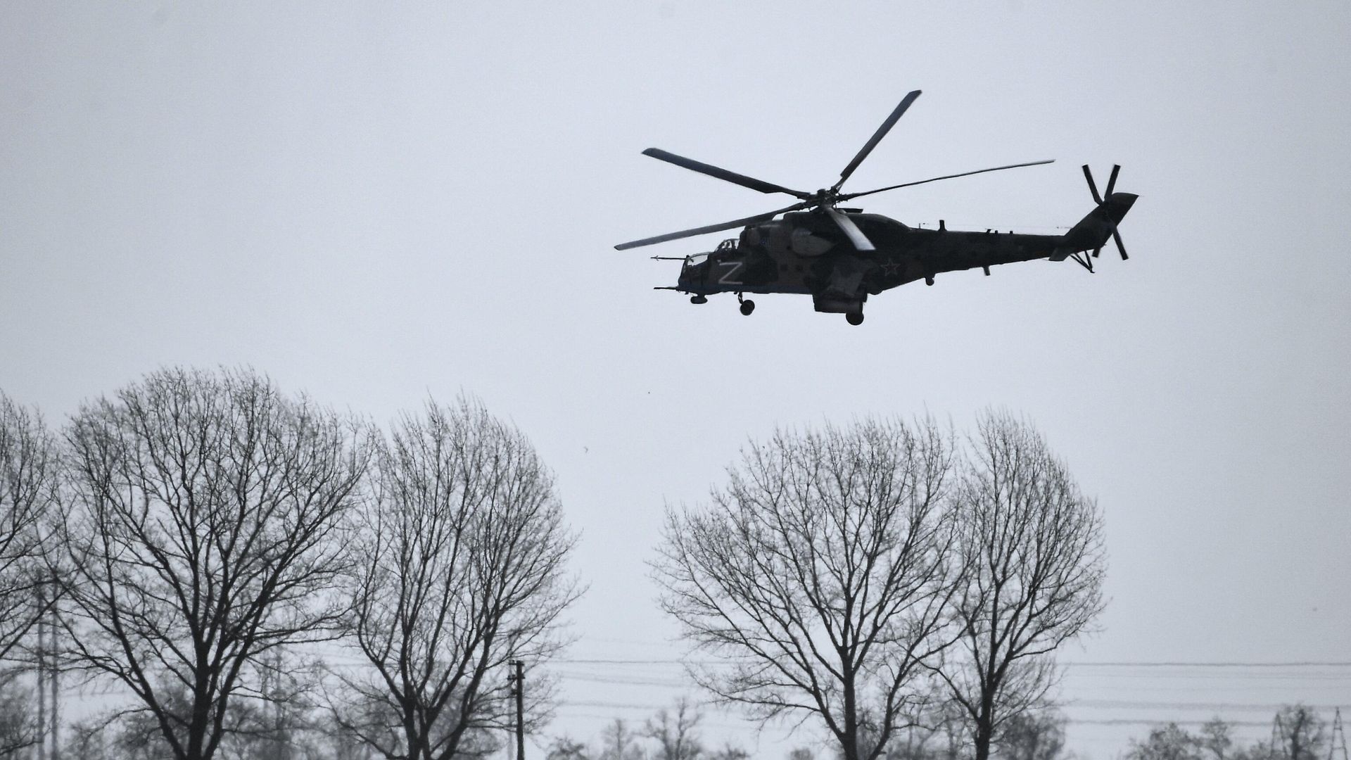 Вертолет Ми-35М пролетает над полевым аэродромом ВКС России в зоне проведения специальной военной операции на Украине - РИА Новости, 1920, 04.04.2022